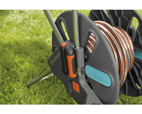 Cărucior pentru furtun Gardena cu furtun de grădină pe gazon