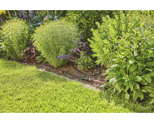 Sistem de irigare pentru grădină într-o bordură de grădină plantată.