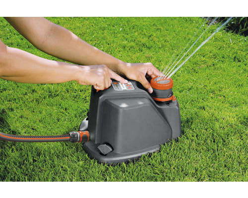 Sistem de irigare în funcțiune pe un gazon