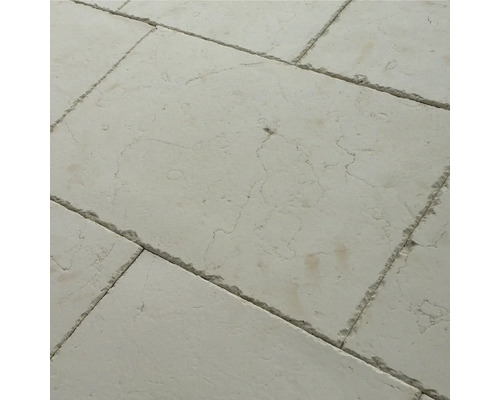 Prim-plan cu plăci de pardoseală din travertin