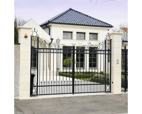 Poartă de intrare din fier forjat în fața unei case