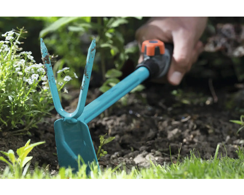 Unealtă de grădină pentru prelucrarea solului în stratul de flori