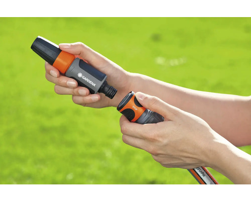 Cuplaj furtun de grădină cu opritor de apă în mână