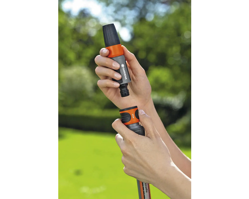 Persoană conectează cuplajul furtunului de grădină