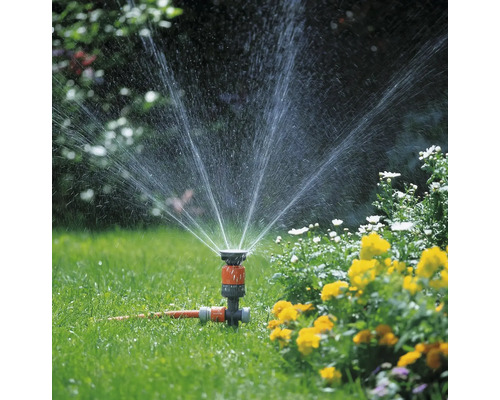 Aspersor de grădină în funcțiune pe un gazon