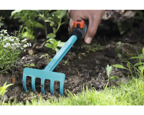 Greblă de grădină utilizată pentru prelucrarea solului