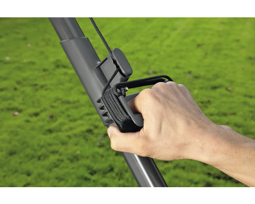 Mână ținând mânerul mașinii de tuns iarba