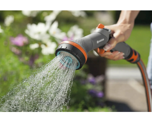 Duș de grădină utilizat pentru irigarea plantelor