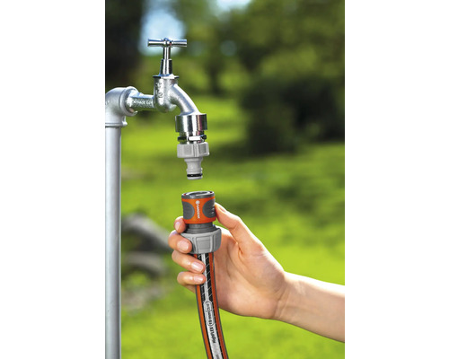 Furtun de grădină conectat la un robinet de apă