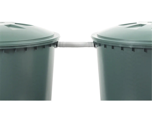 Două butoaie pentru apa de ploaie conectate printr-un furtun