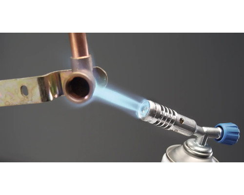 Lampă de lipit care sudează o bucată de țeavă de cupru