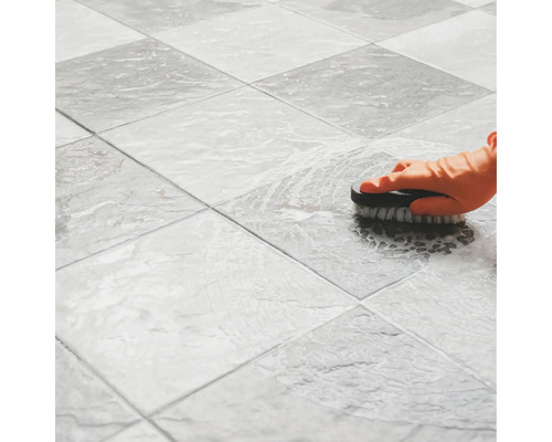 Curățarea plăcilor cu o perie