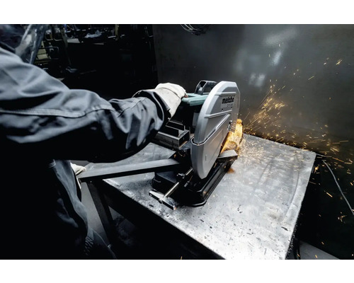 Polizor metal Metabo în acțiune, tăind metal cu scântei