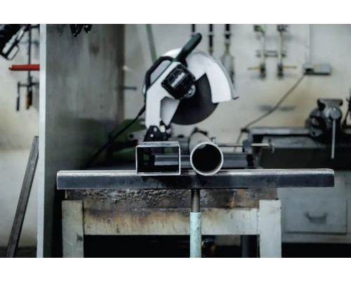 Fierăstrău pentru metal cu țeavă pătrată și țeavă rotundă pe bancul de lucru