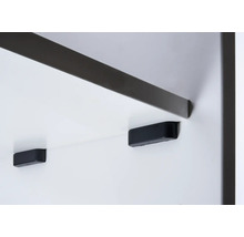 Vizualizare detaliată a unui dispozitiv de fixare alb pentru rafturi cu opritoare de cauciuc negre.