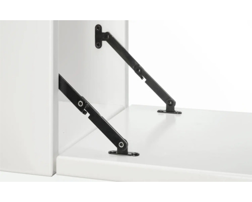 Balamale pentru mobilă pe o piesă de mobilier albă