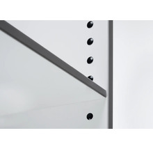 Prim-plan al unui raft cu poliță și rând de găuri