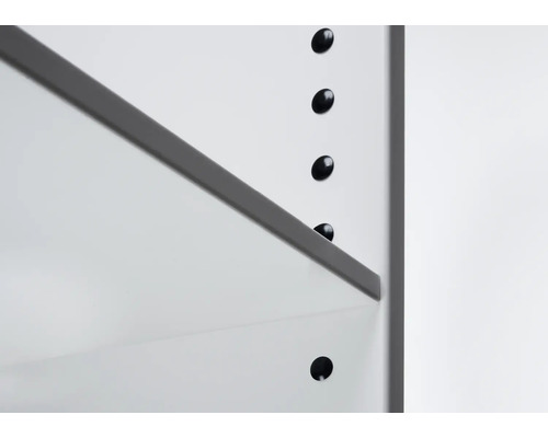 Prim-plan al unui raft cu poliță și rând de găuri