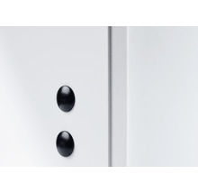 Două capace negre pe o piesă de mobilier