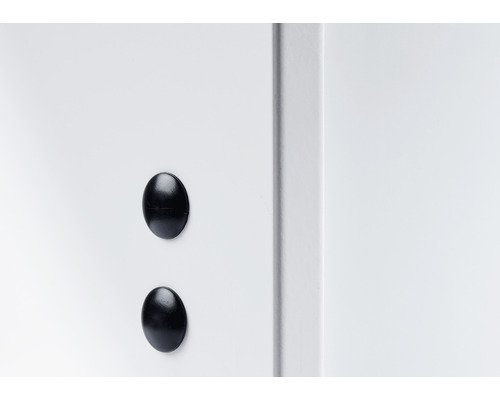 Două capace negre pe o piesă de mobilier