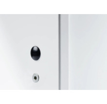 Prim-plan cu un șurub cu capac de protecție pe o suprafață