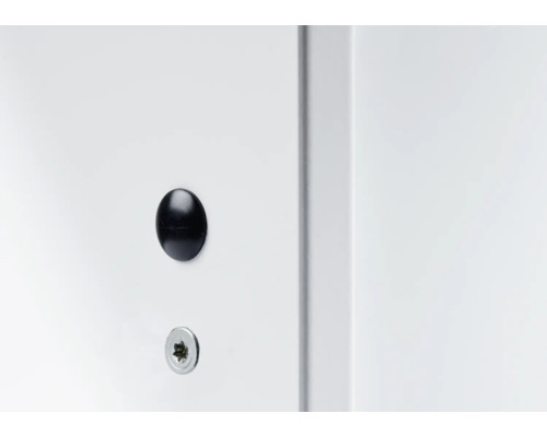 Prim-plan cu un șurub cu capac de protecție pe o suprafață