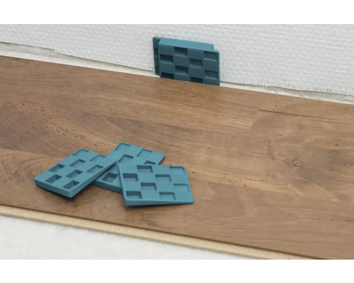 Montare podea din scânduri cu pene de distanțiere pe perete