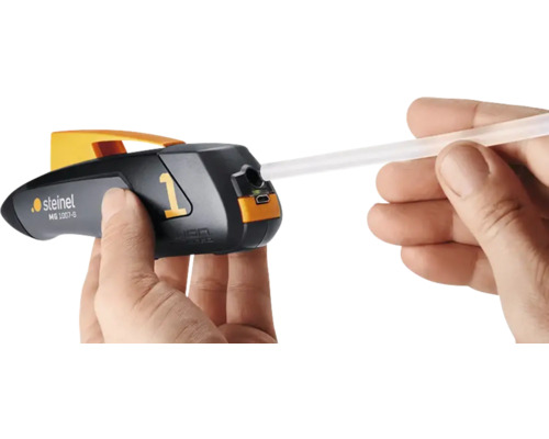 Pistol de lipit cu topire fierbinte Steinel cu baton de lipici în mâini