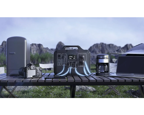 Scenă cu stație de alimentare portabilă în aer liber, care alimentează aparate precum un aparat de cafea, un laptop și un frigider