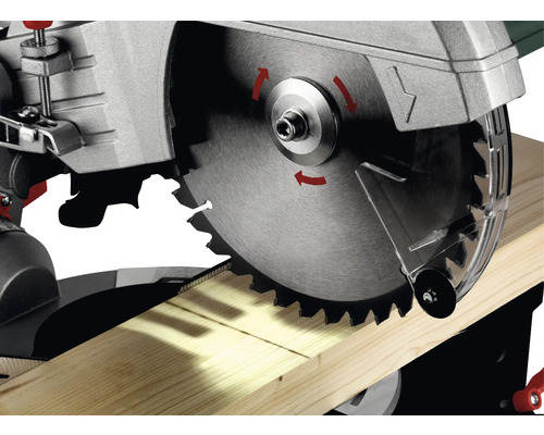 Fierăstrău circular utilizat pentru tăierea unei scânduri de lemn