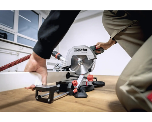 Fierăstrău circular de tăiat Metabo în uz la tăierea unei piese de lucru