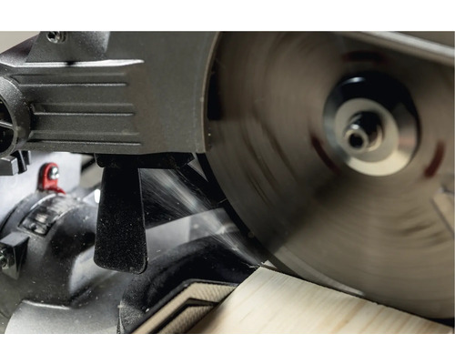 Fierăstrău circular debitând lemn