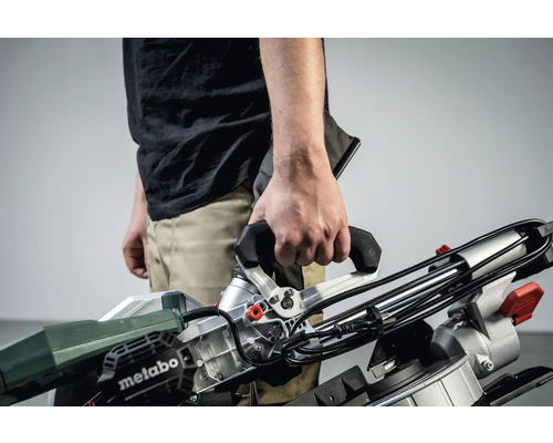 O persoană ține un ferăstrău circular Metabo.