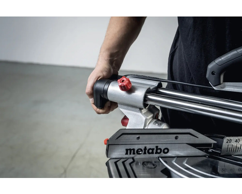Fierăstrău circular Metabo în uz cu mâna pe mâner