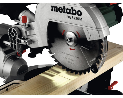 Fierăstrău circular Metabo care taie o bucată de lemn