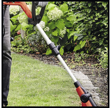 Trimmer de gazon folosit pentru întreținerea gazonului în grădină