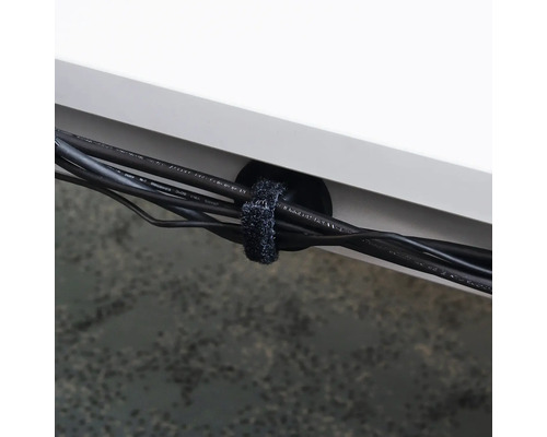 Cabluri sub un birou fixate cu arici