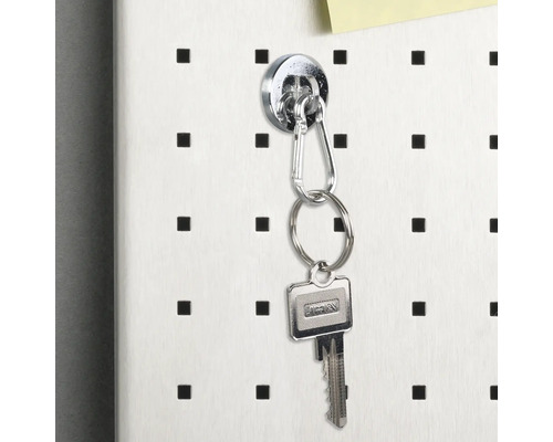 Cheie atașată la un panou perforat cu un magnet