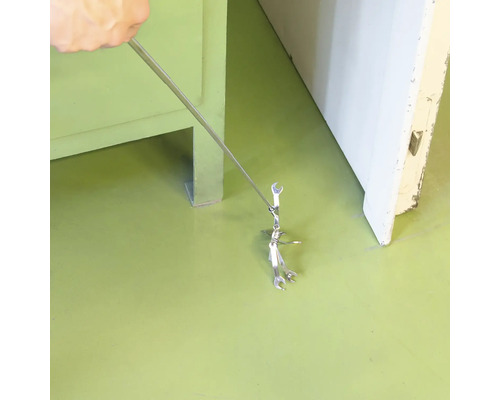 Persoană care folosește un ridicător magnetic de scule pentru a ridica chei