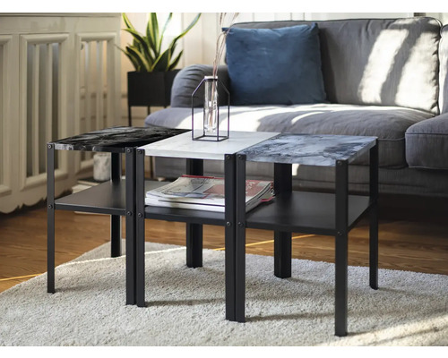 Trei măsuțe laterale pătrate cu suprafețe diferite pe un covor