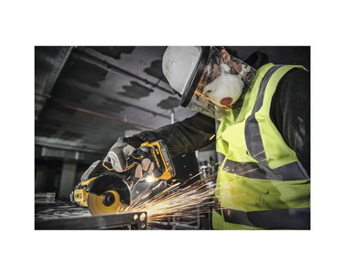 Muncitor cu cască de protecție, ochelari de protecție, mască de protecție respiratorie și vestă de avertizare care taie metal cu un polizor unghiular DeWalt.