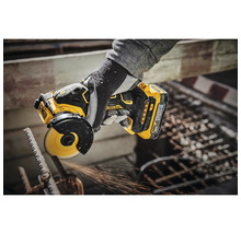 Polizor unghiular cu acumulator de la DeWalt folosit la tăierea metalului