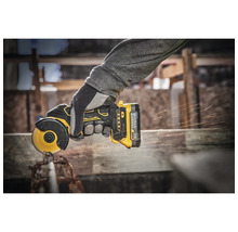 Polizor unghiular cu acumulator în funcțiune cu scântei