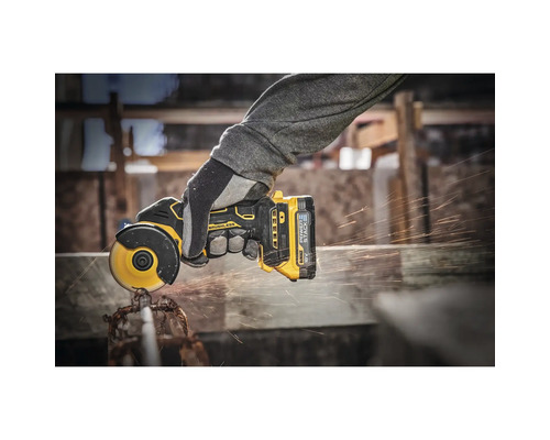 Polizor unghiular cu acumulator în funcțiune cu scântei