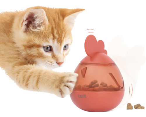 Pisică jucându-se cu o jucărie pentru hrană în formă de găină