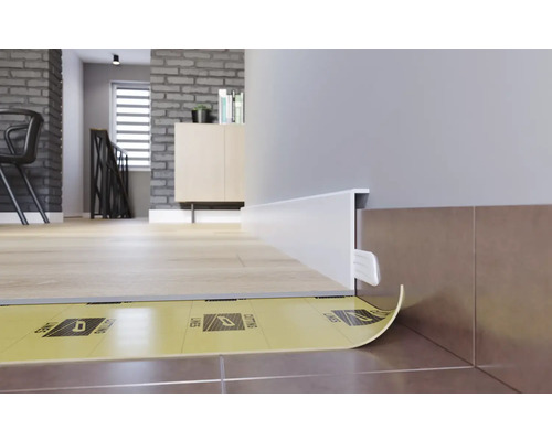 Instalarea unei plinte albe pe gresie.