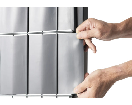 Banda de confidențialitate din plastic este atașată la un gard metalic