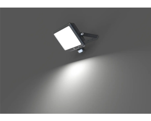 Reflector LED de exterior cu senzor de mișcare pe un perete