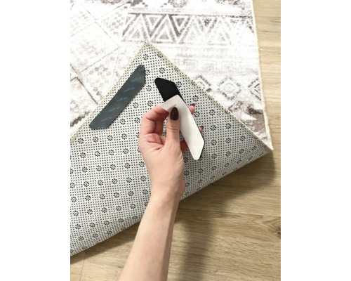 Covor cu suport antiderapant și benzi adezive pentru fixare