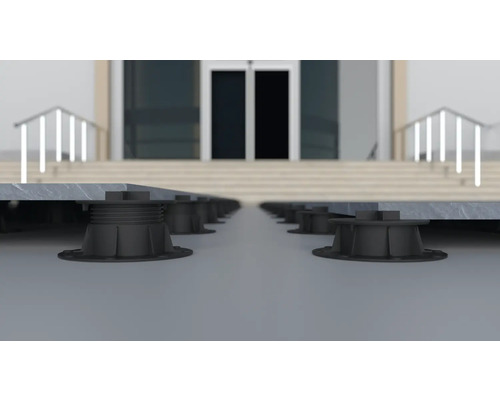 Plăci de terasă pe suporturi reglabile pe înălțime în fața clădirii